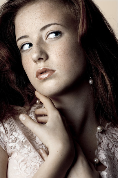 红头发的女孩图片下载