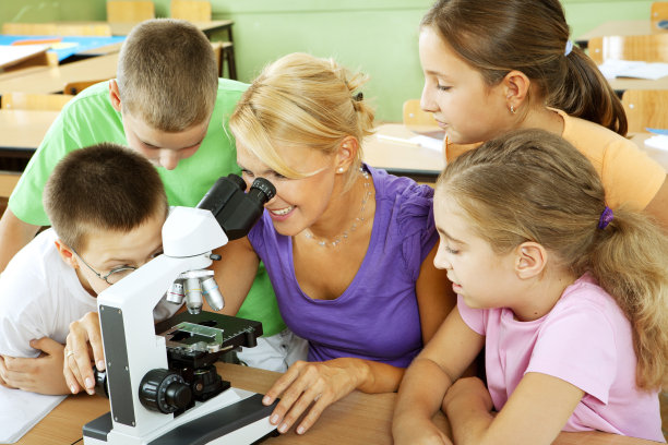 教师和学生使用显微镜素材图片