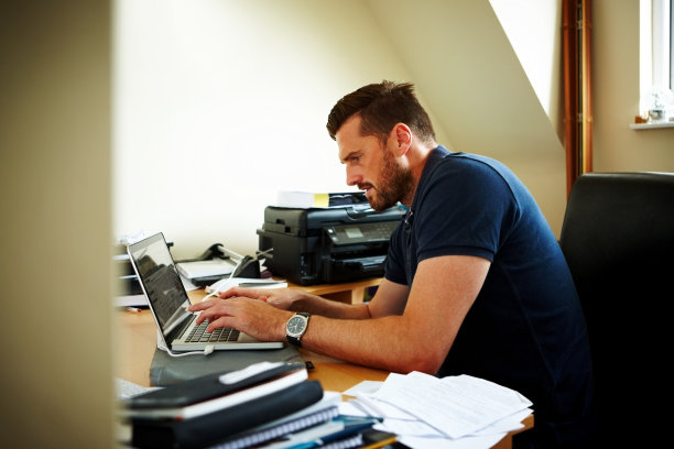 在家工作的年轻人图片下载