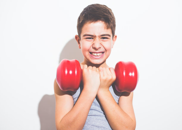 照片男孩举重图片下载