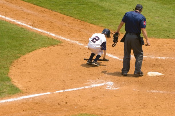 在一场有裁判的棒球比赛中本垒的棒球运动员图片下载