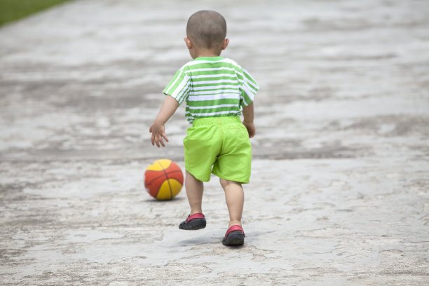小男孩在公园里玩图片下载