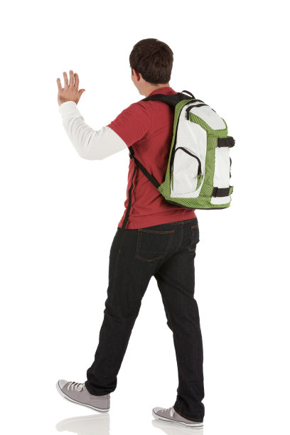 一个背着背包的男人在挥手图片下载