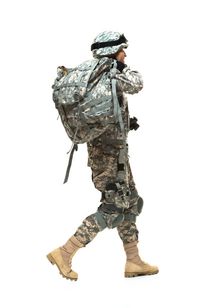 微笑的军人，一边走一边看别处图片下载