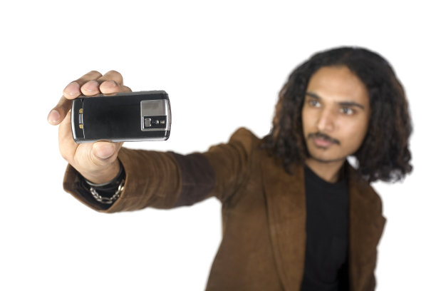 印度男子用相机手机选择焦点拍照图片下载