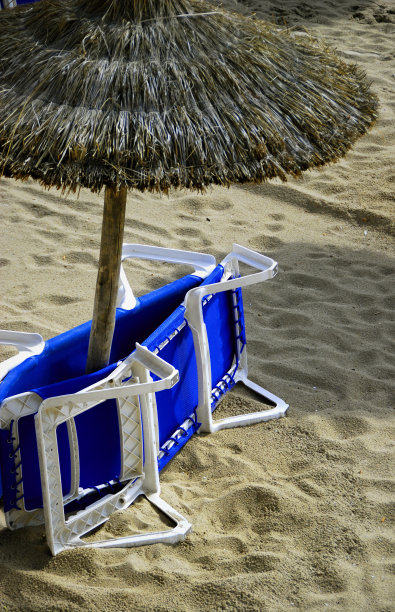 日光浴浴床和阳伞图片下载