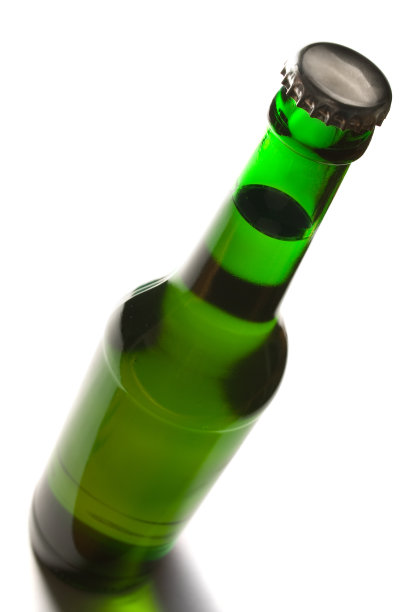 瓶子与啤酒顶部的观点图片下载