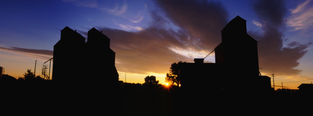 日出时的谷物升降机图片下载