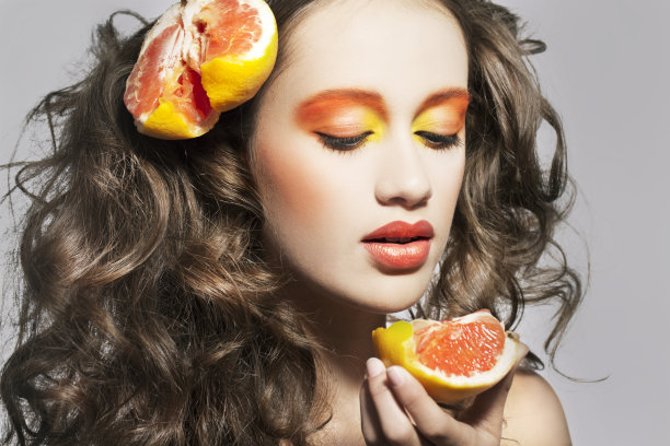 吃柚子的女孩创意图片下载