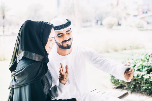 在中东公园自拍的中东夫妇图片下载