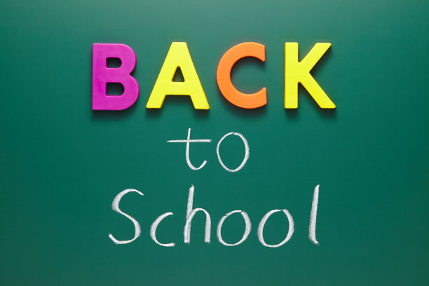 黑板上写着回到学校图片下载