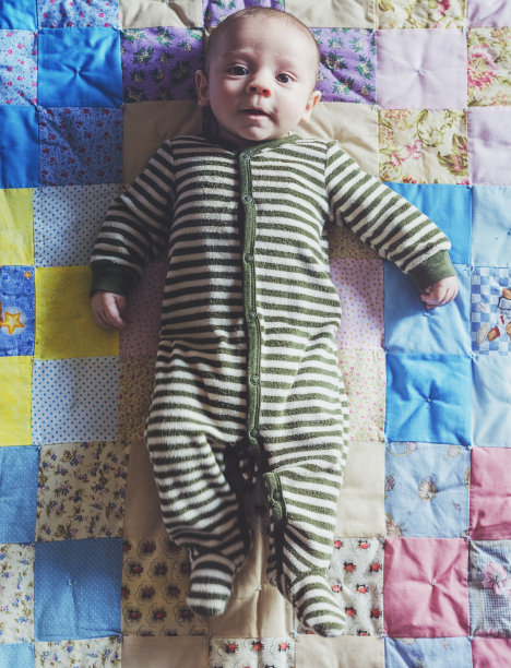 被子上的小男孩图片下载