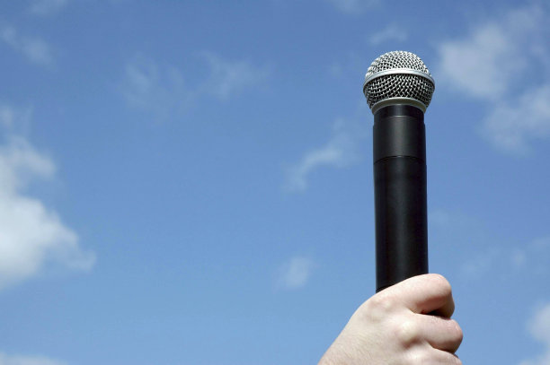 麦克风在天空图片下载