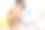 一个在家里玩笔记本电脑的亚洲女人。素材图片