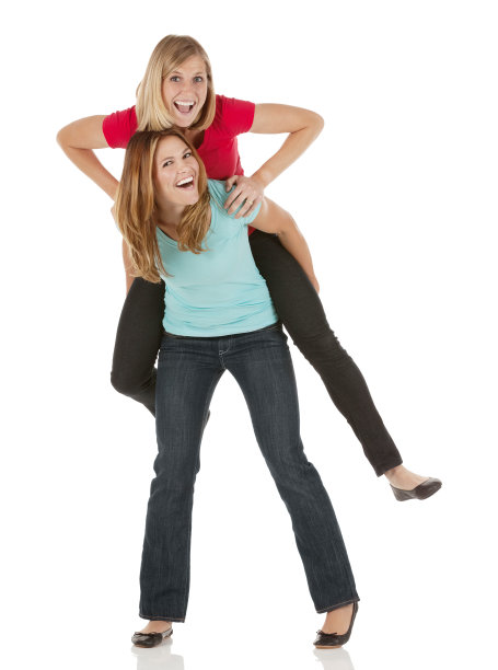 骑在朋友背上的女人图片下载