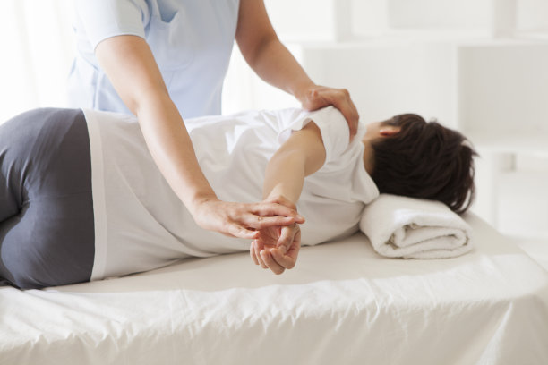 女人接受舒适的按摩是不可能的图片下载