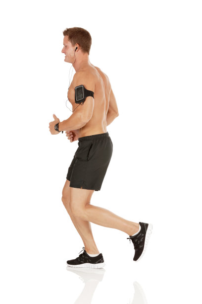 一个男性运动员跑步的侧面图片下载