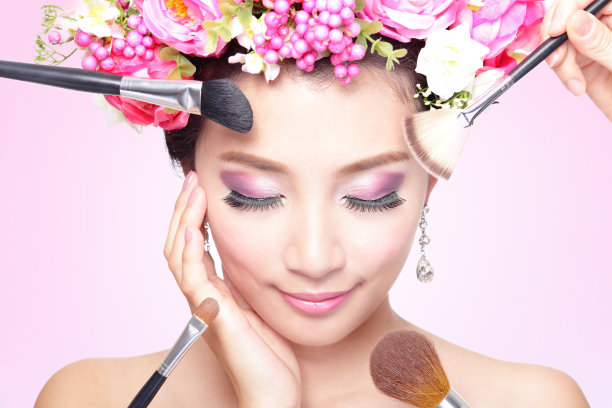 美丽女人的脸与专业化妆图片下载