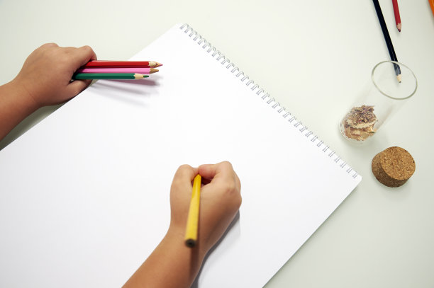 用铅笔记笔记。彩色图像图片下载