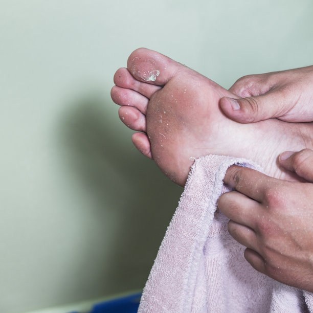 年轻人刷完漆后清理脏脚图片下载