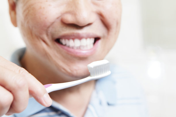 一位老人正在刷牙图片下载