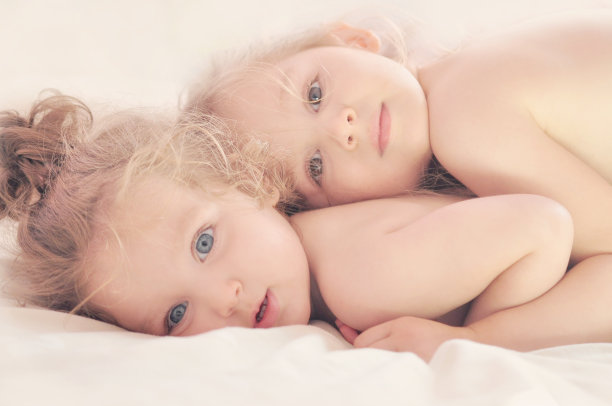 姐妹宝贝女孩学步-爱，可爱图片下载