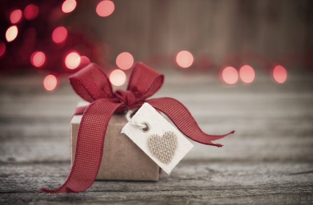 情人节礼物，粗麻布心形标签，红丝带，木桌素材图片