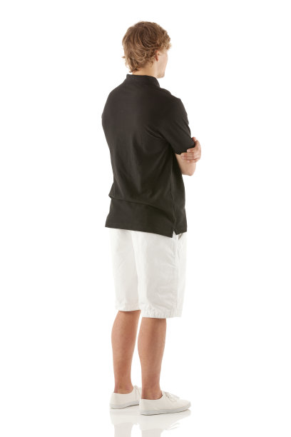 一个男人双手交叉站着的背影图片下载