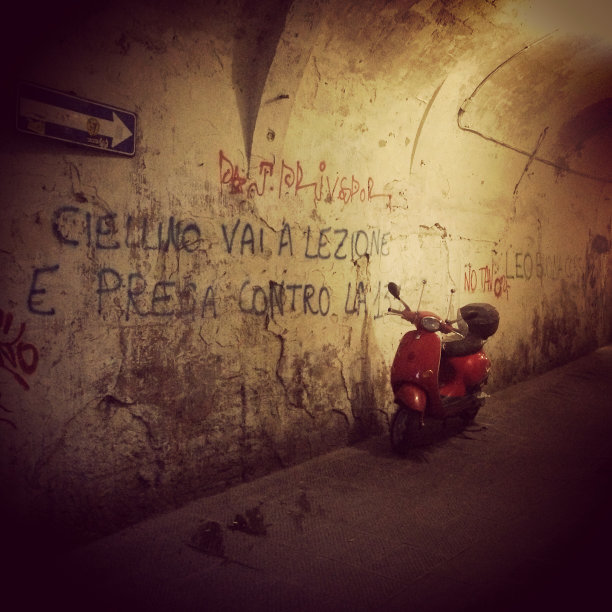 复古红助力车图片下载