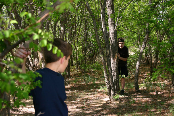 捉迷藏图片下载