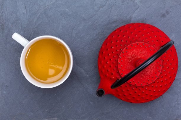 日本传统红色茶壶与茶杯素材图片