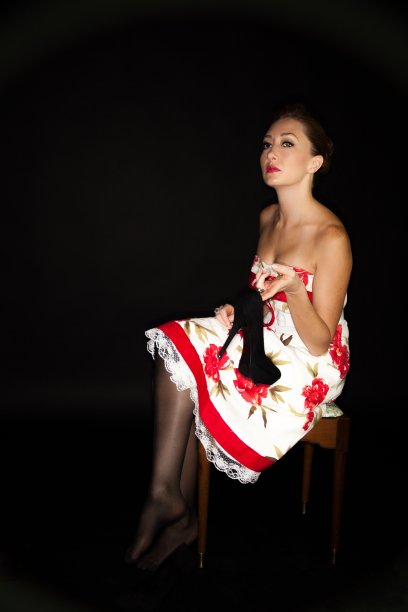 成年女性玩着她的脚跟图片下载