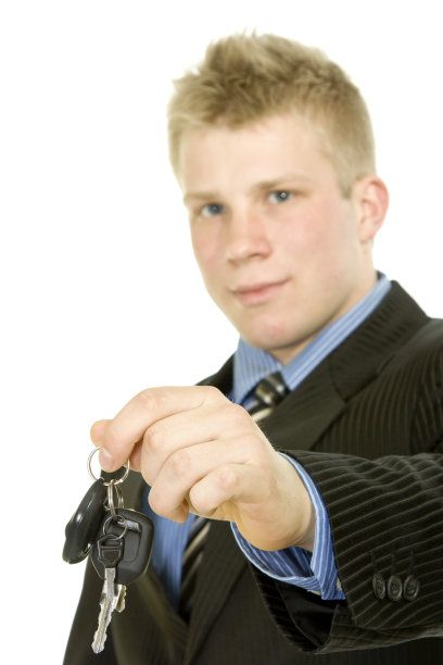 商人传递钥匙隔离在白色图片下载