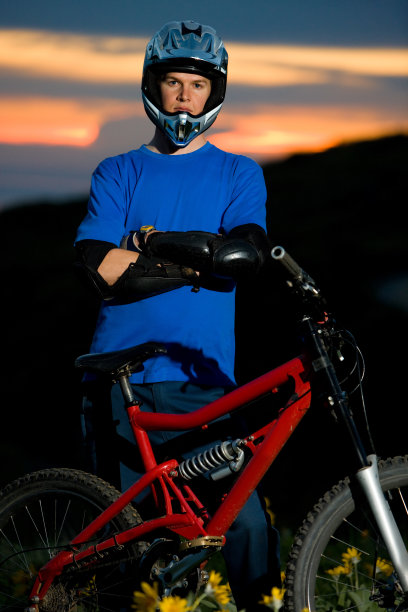 下坡山地车肖像图片下载