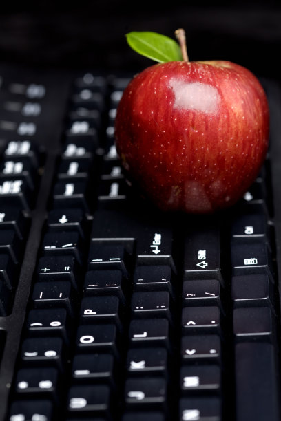 红苹果，黑键盘，绿叶子图片下载