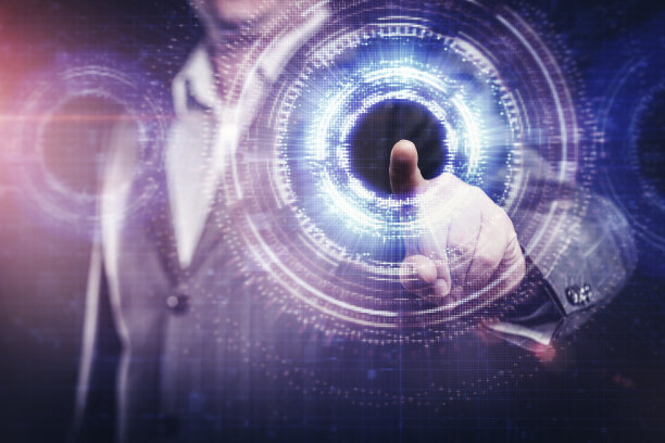 商人在数字屏幕上按一个未来派的按钮图片下载