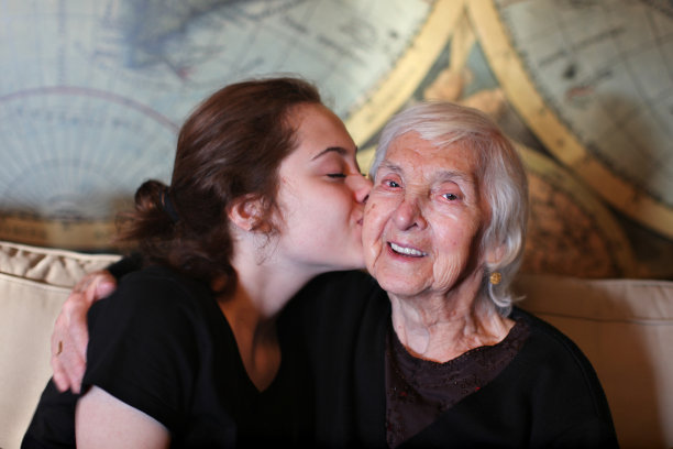 奶奶和孙子图片下载