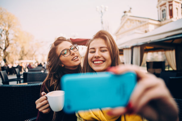 朋友们在咖啡馆自拍图片下载