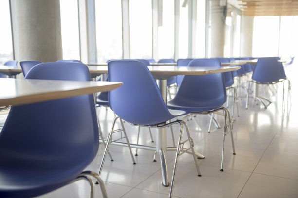 办公室食堂的桌椅图片下载