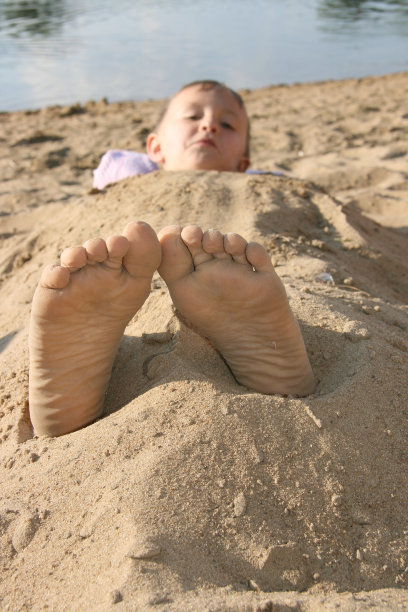 在沙滩上放松的双脚图片下载