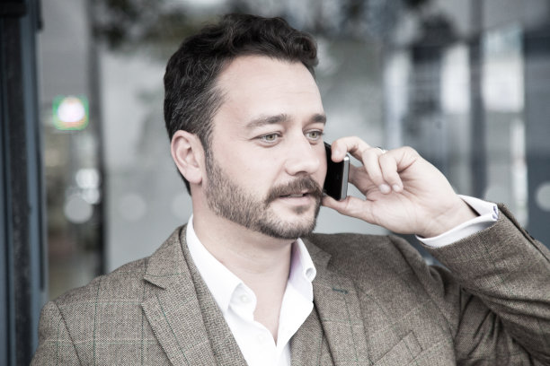 出差的商人用电话工作图片下载