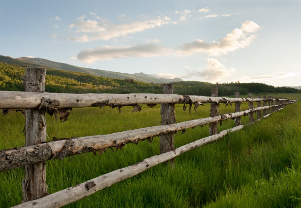 落基山脉日落时的木栅栏图片下载