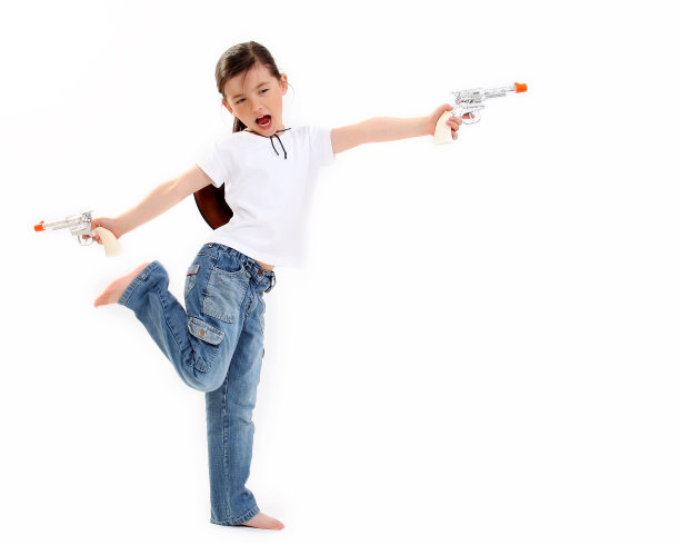 年轻的女牛仔拿着玩具枪图片下载