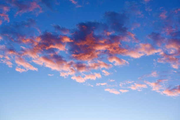 粉红色的云和蓝色的天空图片下载