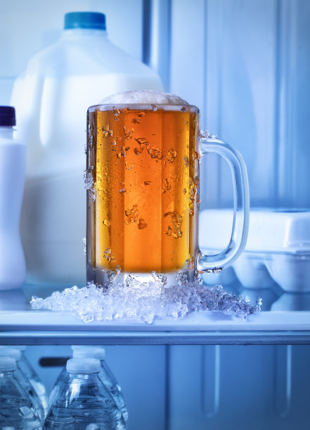 啤酒放在冰箱里冰镇图片下载