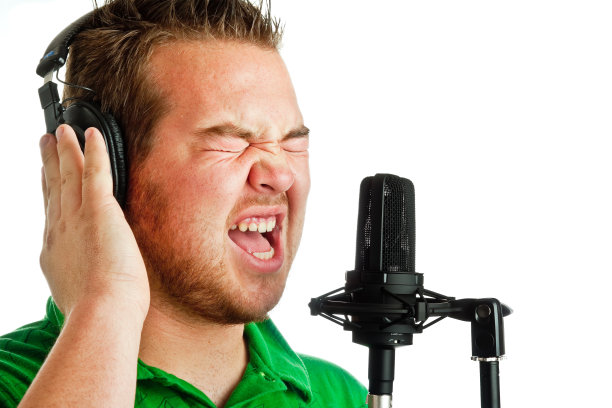 年轻男歌手孤立的白色图片下载