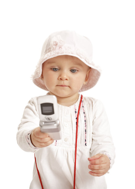 小女孩拿着手机图片下载