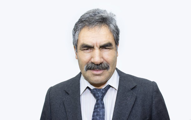 白色背景上的微笑老年商人肖像图片下载