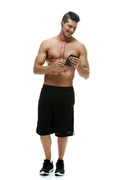 肌肉发达的男性跑步者听音乐图片下载