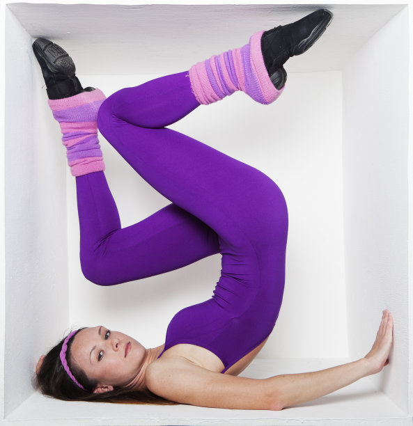 方盒里柔韧的年轻女子图片下载